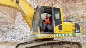 La historia de Karen Fretes, la operadora de equipos mineros que busca producir pollos frescos de calidad para la industria