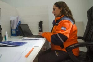 La historia de la mujer con dos pasiones que es responsable de la seguridad de 4500 mineros