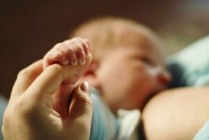 Amamantar siendo minera: ¿Qué pasa cuando 200 km separan a una madre de su bebé?